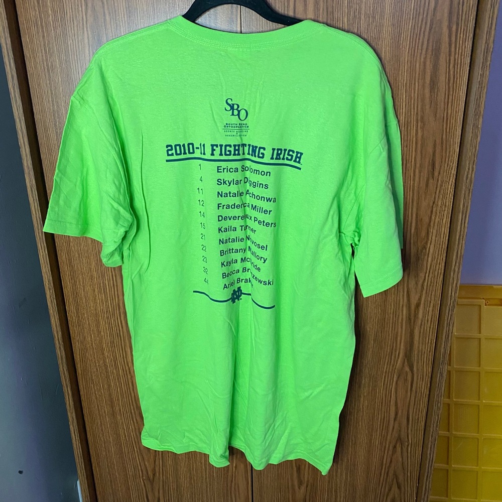Gildan Notre Dame Basketball T Shirt Mens L Green 2010-11 Fighting Irish Roster - Picture 4 of 5